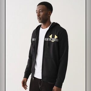True Religion Black and Gold Zip-Up Sweater for Men 💛

* NEW WITH TAGS 🏷️